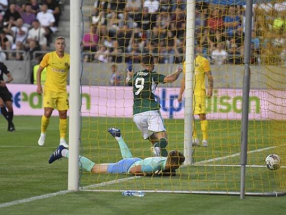Andraž Šporar (Panathinaikos) strieľa gól do siete Dnipra
