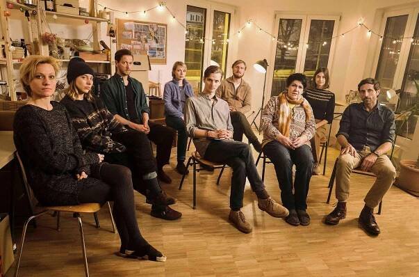 Místo činu - Das ist unser Haus - Z filmu - Lana Cooper, Desiree Klaeukens, Eike Jon Ahrens, Anna Brüggemann, Joseph Konrad Bundschuh, Michael Kranz, Christiane Rösinger, Nadine Dubois, Oliver Gehrs