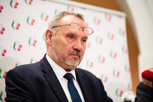 Zdrcující porážka, uznal šéf komunistů. Funkci skládá celé vedení