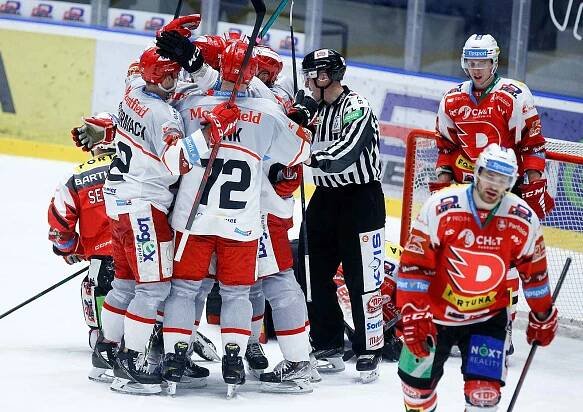 Hokejové utkání Tipsport extraligy v ledním hokeji mezi HC Dynamo Pardubice (v červenobílém) a HC Mountfield Hradec Králové (v bíločerveném) pardudubické enterie areně.