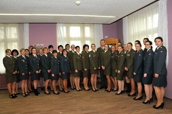 Společná fotografie oceněných vojákyň AČR s armádním generálem Josefem Bečvářem