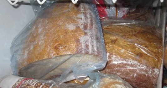 Lidový zvyk uchovávání chlebu v lednici a mrazáku mu nesvědčí. Urychluje jeho vysušení nebo rozvoj plísně