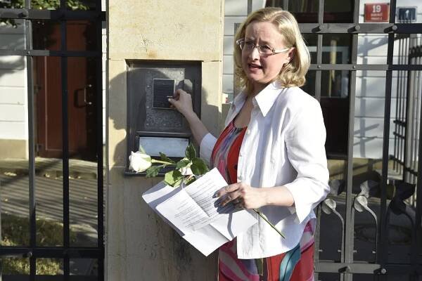 Monika MacDonagh Pajerová v roce 2020 nese na Velvyslanectví Ruské federace v Praze prohlášení na podporu svobodného Běloruska.
