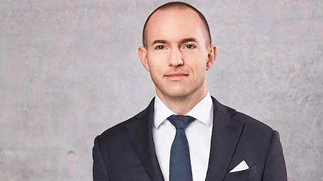 Falešná identita, práce pro FSB a výlety na frontu. Hledaný exšéf Wirecard žije v Moskvě a pracuje pro Putinův režim