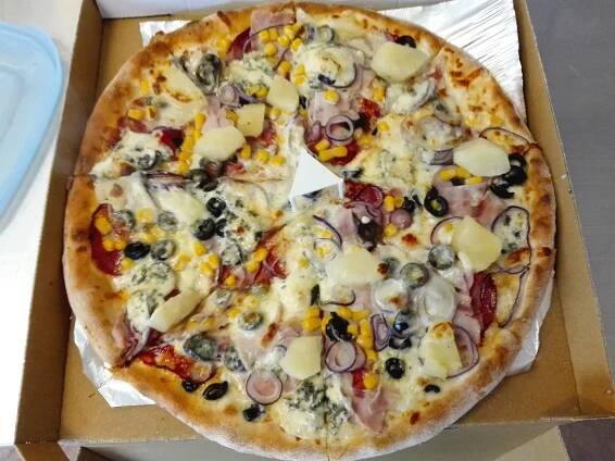 Sestavte si svoji pizzu: jakýkoli základ, okraje i ingredience + rozvoz