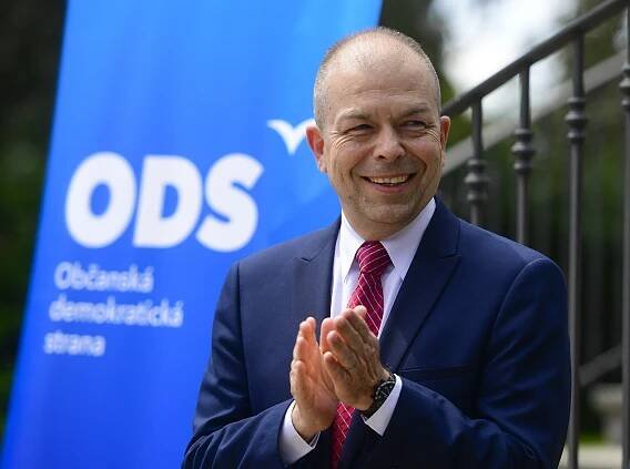 Historik Stehlík vstupuje do boje o Senát. Jdu bránit demokracii, řekl