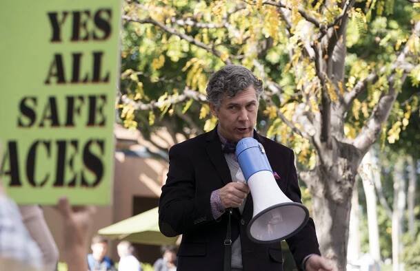 Grown-ish - V klidu a bezpečí - Z filmu - Chris Parnell
