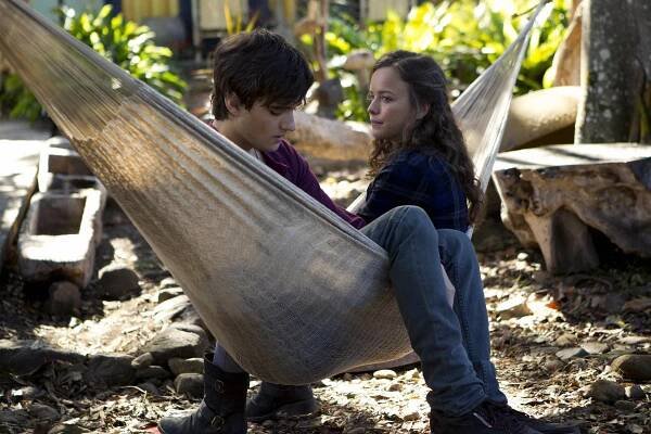 Terra Nova - Instinkt - Z filmu - Landon Liboiron, Allison Miller