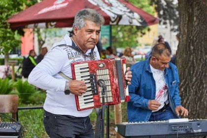 OBRAZEM: V parku u muzea slavili Balkánci svátek, připravili i své speciality