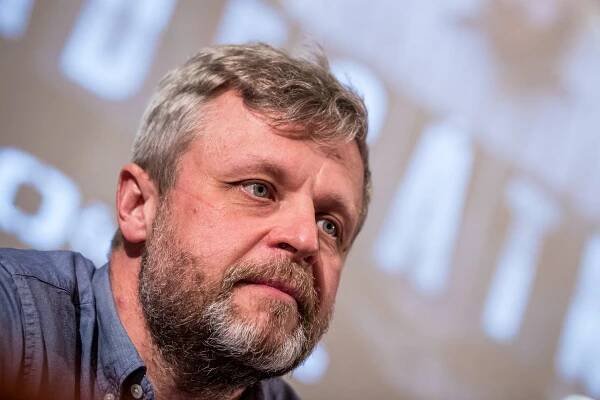 Startuje nový krimiseriál Devadesátky: Vetchý s Polívkou v něm omládnou o 30 let!