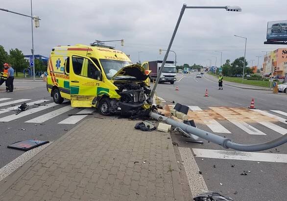 Nedaleko obchodního centra v Modřicích se srazila sanitka s autem, lidé v sanitce byli zranění