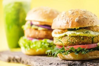 Vegetariánský hamburger může taktéž skvěle chutnat! Co zvolit právě tento pokrm jako rychlý oběd bez masa?