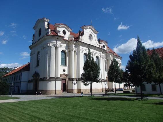 Břevnovský klášter: zavřený šenk i výčep v sýpce. Do baziliky lze zajít ke zpovědi a pro eucharistii