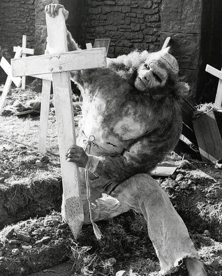 David Prowse - Frankenstein and the Monster from Hell - Z filmu