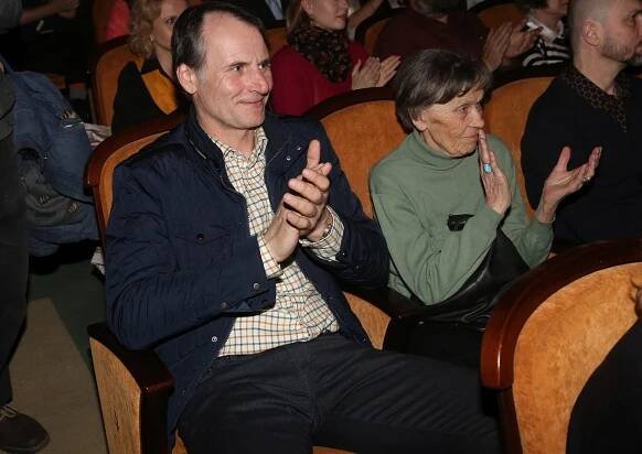 Oholenému Karlu Rodenovi tleskala na premiéře nejbližší rodina: Mladší bratr a sympatická maminka
