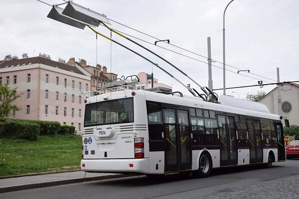 V Brně se na křižovatce srazil trolejbus s autem, zranil se jeden člověk