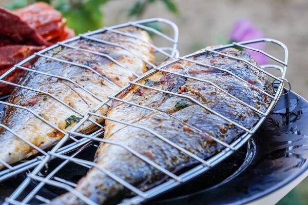 Ryby na grilu: Poradíme, jaké bylinky a marinády jsou nejlepší a jak postupovat