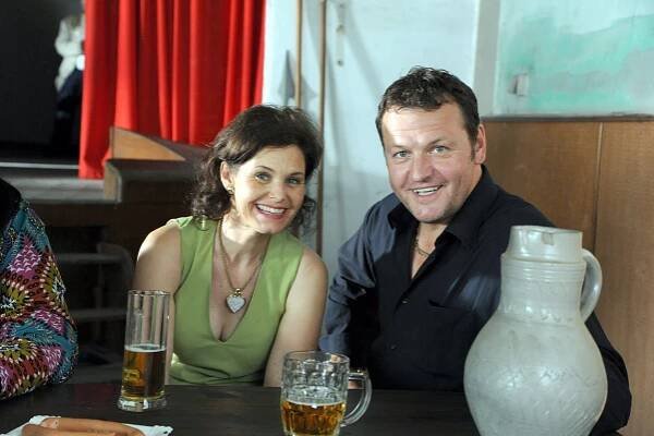 Brigitte Jaufenthaler, Martin Muliar - 4 ženy a pohřeb - Zahltag - Promo