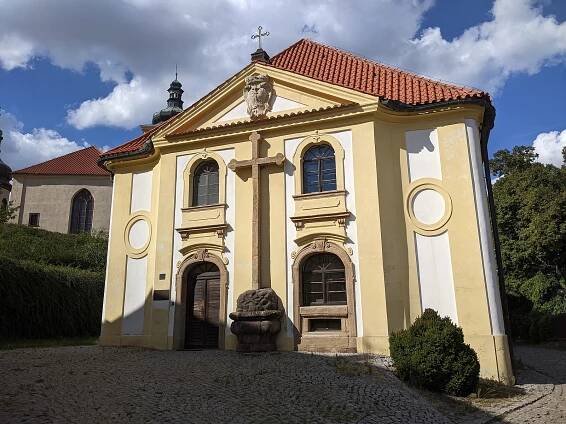 Soubor:Kostelec nad Černými lesy - bývalý špitál čp. 3 v Českobrodské ul. (stav září 2024).jpg