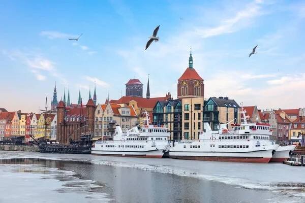 Gdaňsk památky a lodí v Bayjonn, zimní pohled. — Stock obrázek
