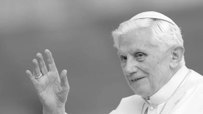Zemřel bývalý papež Benedikt XVI. Den před smrtí ještě sloužil mši