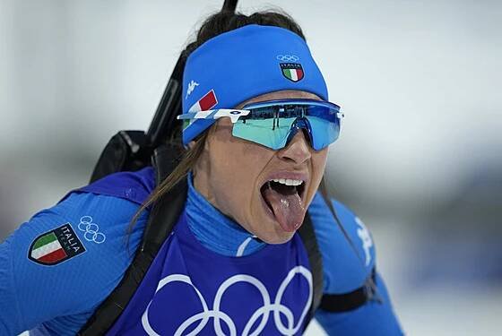 Italská biatlonistka Dorothea Wiererová v cíli sprintu na ZOH v Pekingu 2022....