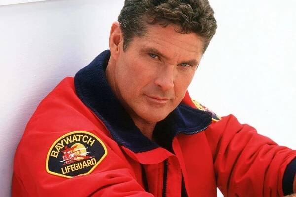 Takto zestárl idol z Pobřežní hlídky David Hasselhoff. Na šedivého dědouška na vozíku je smutný pohled