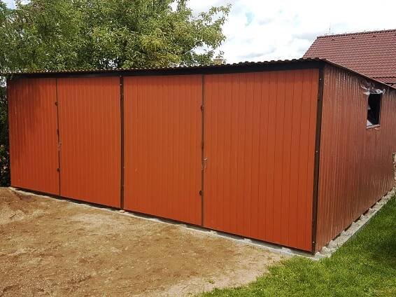 Plechová montovaná garáž 6×5 m – světle hnědá + dodatečné okno