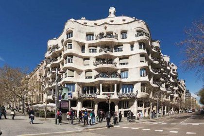 Fassade der Casa Milà in Barcelona.