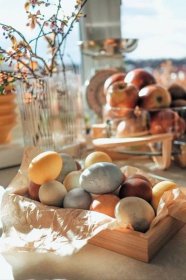 Velikonoční tvoření s barevnými vajíčky