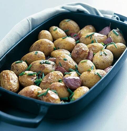 23 receptů na pečené brambory – křupavé, plněné i bez masa | Apetit Online