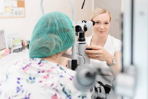 Mikroimplantáty, biologická léčba, AI či operace 2v1 aneb trendy a novinky v oftalmologii - neverdie.cz