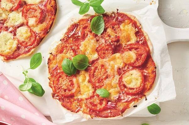 Margherita pizza with tomato salad
