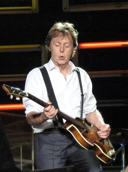 Soubor:Paul McCartney live in Dublin.jpg – Wikipedie