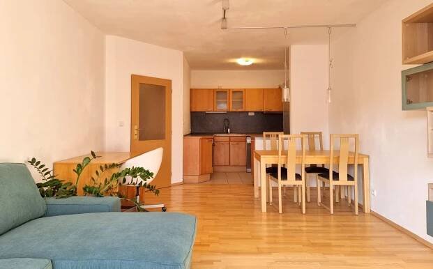 Pronájem prostorného vybaveného bytu 2+kk s lodžií a komorou, 63 m2, Na Břehu 1c, u metra, Vysočany, Praha 9 - Realitní