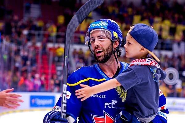 Od druhé třetiny bylo na ledě jen jedno mužstvo, konstatoval asistent Hanzlík