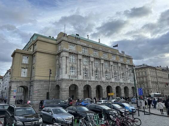 Filozofická fakulta UK se vrací k běžné výuce, dnes začíná letní semestr