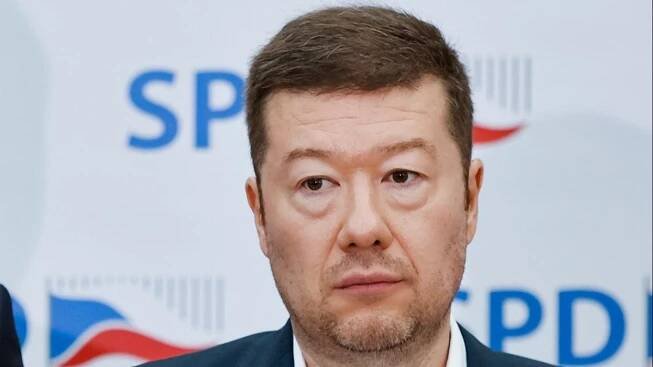 Šéf SPD se omluvil europoslancům. Je to lhář, prohlásil Zdechovský