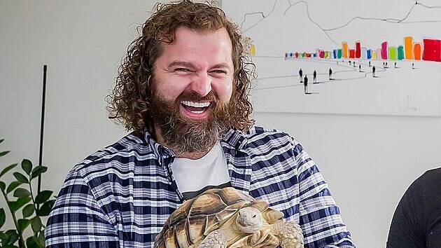 Žádný troškař, co se týká zvířat v domácnosti, není ani cukrář Josef Maršálek (41). „Myslím si, že doma máme asi sto padesát morčat. Ještě máme čtyři africké želvy, kterým je zhruba devět let a mají kolem deseti kilo,“ šokuje cukrář. Tím však výčet jeho mazlíčků neskončil. „Pak máme pětisetlitrové akvárium a tam jsou amazonští terčovci,“ dodal Maršálek, že doma jim s manželem nechybějí ani kočky.