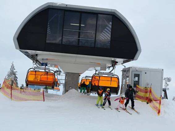 Na Klínovci otevřou první sjezdovku. Lyžuje se už v Krkonoších a Jeseníkách