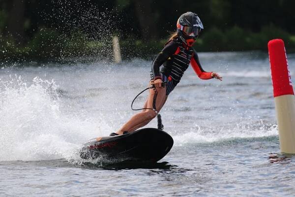 Aneta Šacherová steals the pole from Martina Bravencová | Motosurf
