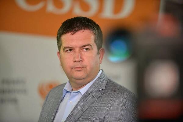 Hamáček varoval před dezinformacemi. Eurovolby jsou pro Putina klíčové, říká analytik