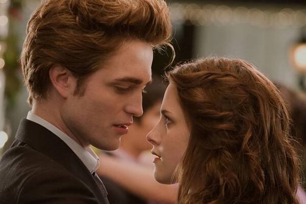 ‘Twilight’ movie review: Kristen Stewart, Robert Pattinson in vampy teen romance