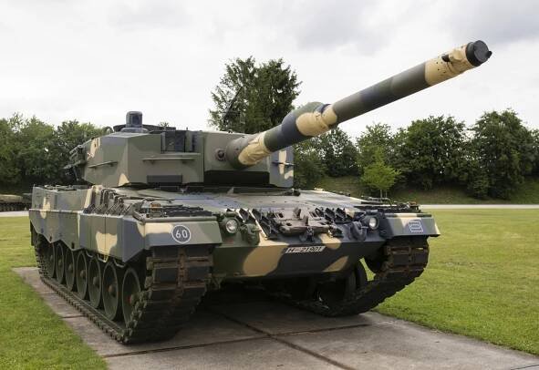 První tanky Leopard 2A4 v maďarské maskovací kamufláži | Armádní noviny