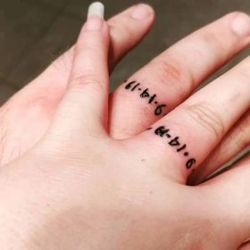 40+ nejlepších tetování na snubní prsteny. Symboly lásky, které vás inspirují