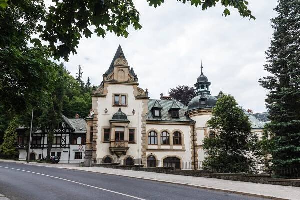 Obrázek /media/mrcjptnp/liberec_liebiegova_vila_2_jirous_ext.jpg
