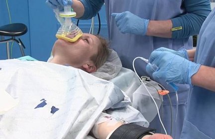 ČR - zdravotnictví - operační sál - narkóza - dýchací přístroj