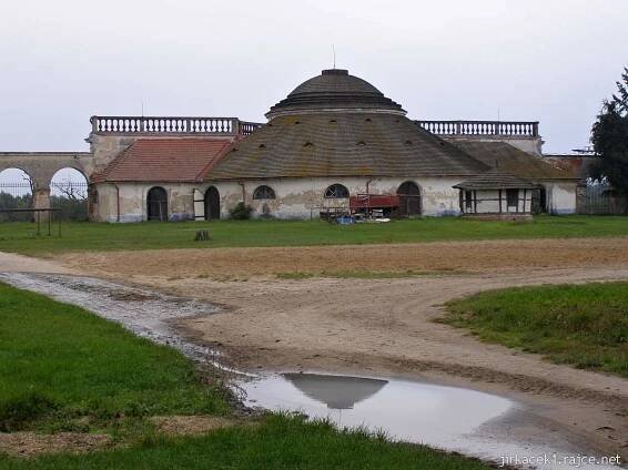 Lednicko - Valtický areál - Barokní statek Nový Dvůr - rotunda a dvůr