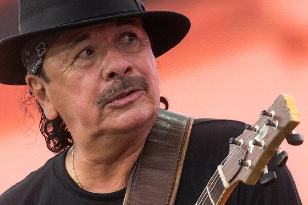 Legendární kytarista Carlos Santana během koncertu zkolaboval