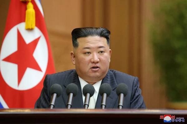 Kim Čong-un se blíží hranici 170 raketových testů, jeho předchůdci měli desetinu, popisuje zpravodaj